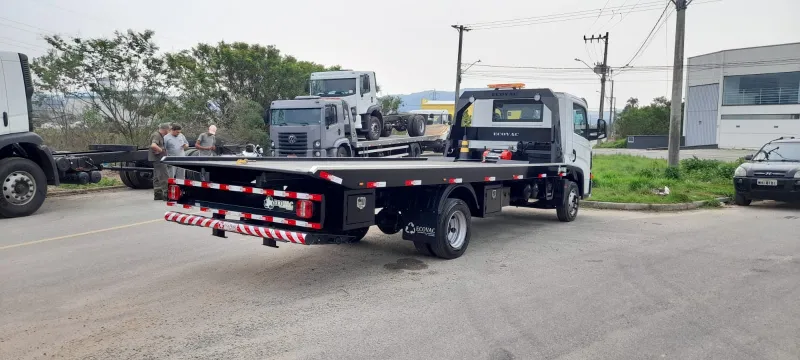 Guincho rebocando veículo